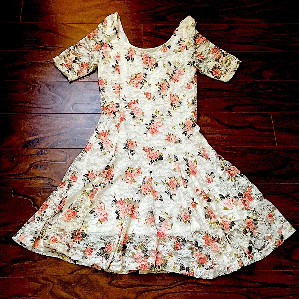 🆕 Suzy Shier floral print lacy dress in size M